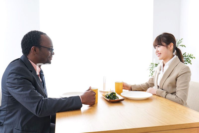 カフェでランチをするビジネスパーソン