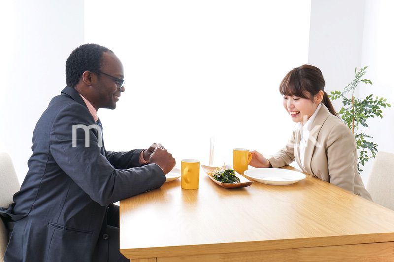 カフェでランチをするビジネスパーソン