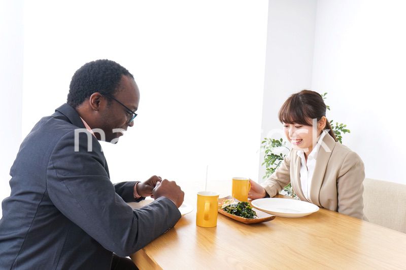 カフェでランチをするビジネスパーソン