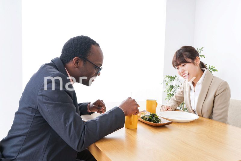 食事を楽しむビジネスパーソンたち