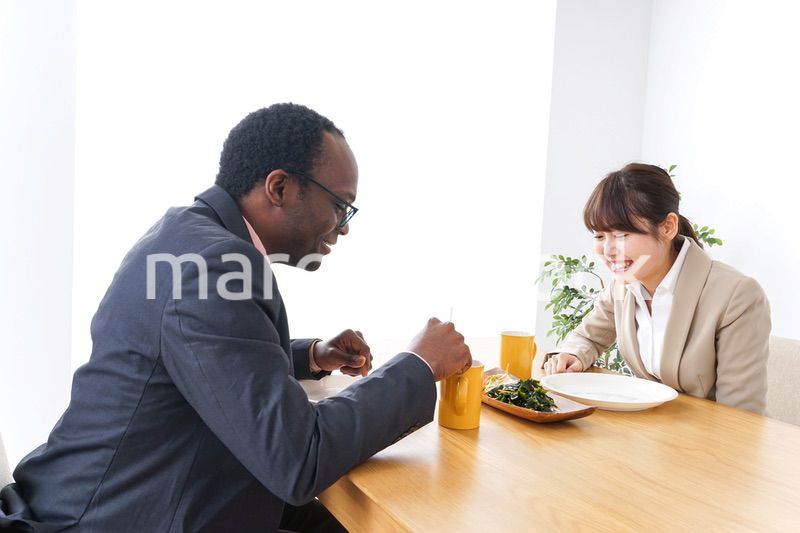 カフェでランチをするビジネスパーソン