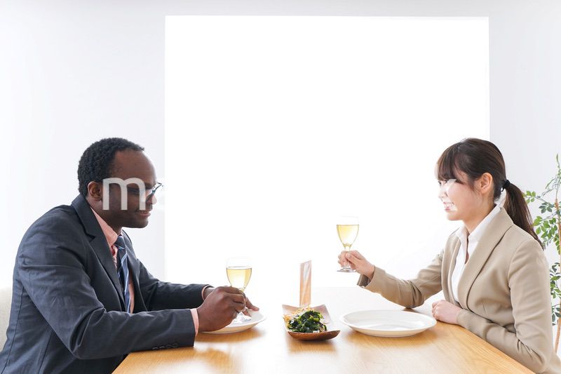 食事を楽しむビジネスパーソン