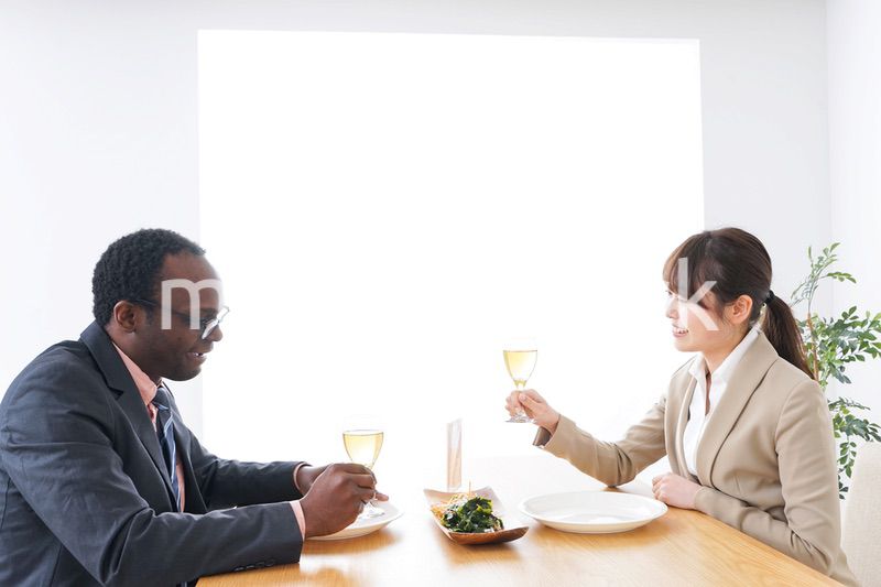 食事を楽しむビジネスパーソンたち