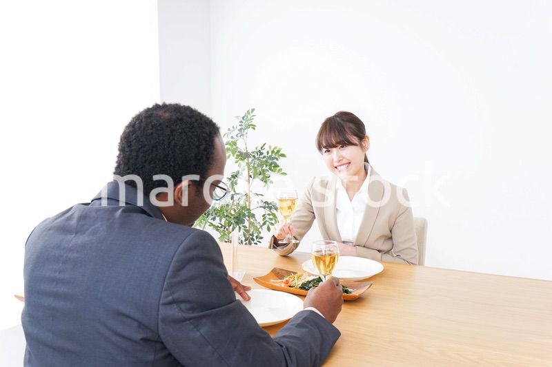 食事を楽しむビジネスパーソンたち