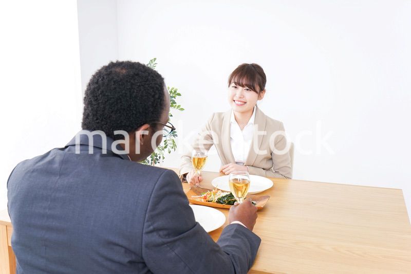 食事を楽しむビジネスパーソンたち