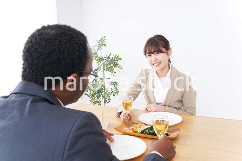 食事を楽しむビジネスパーソン