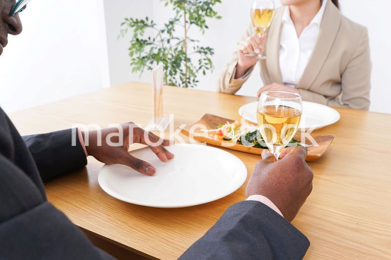 食事を楽しむビジネスパーソンたち