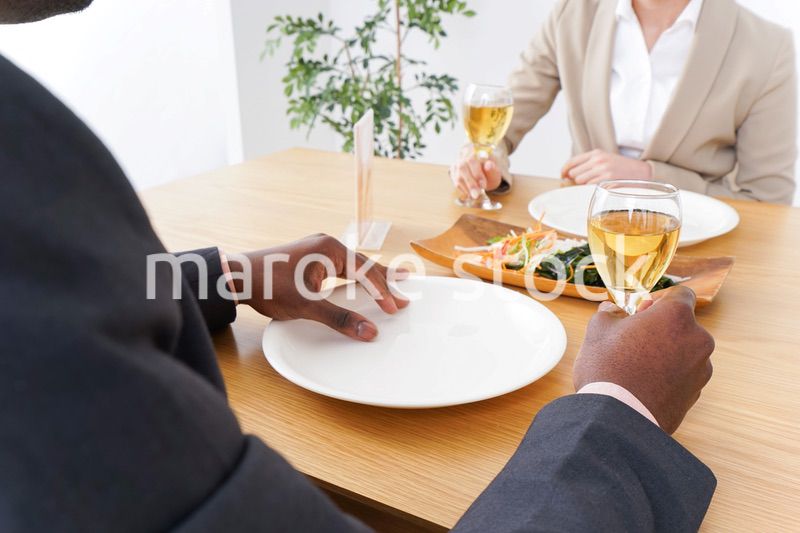 食事を楽しむビジネスパーソン