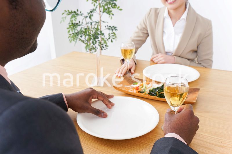 食事を楽しむビジネスパーソン