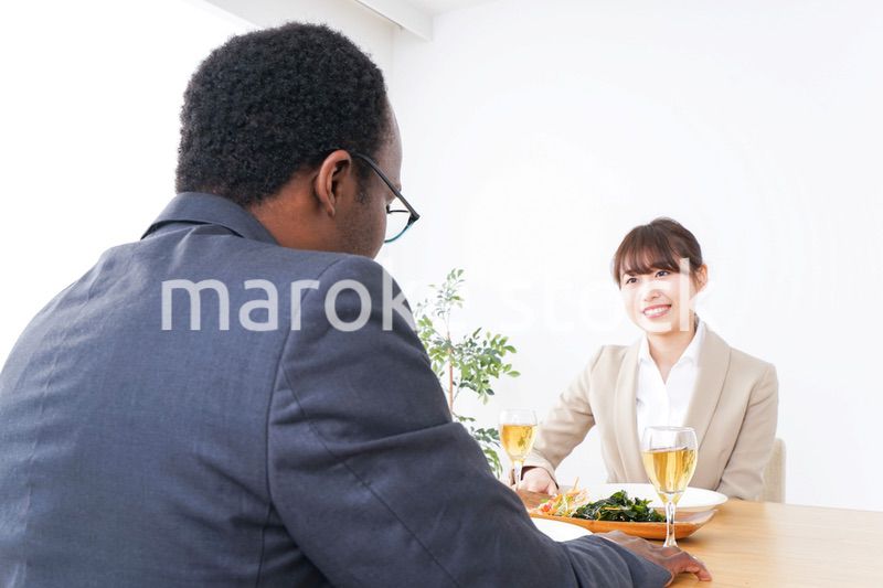 食事を楽しむビジネスパーソンたち