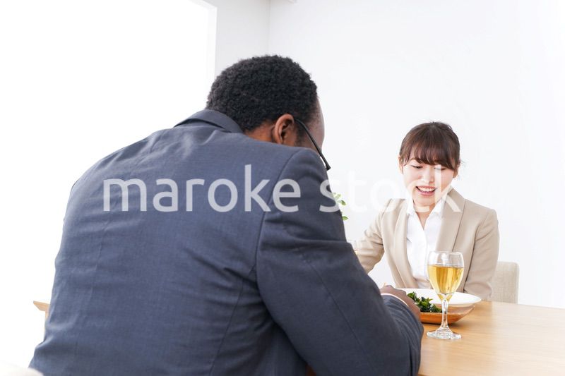 食事を楽しむビジネスパーソン