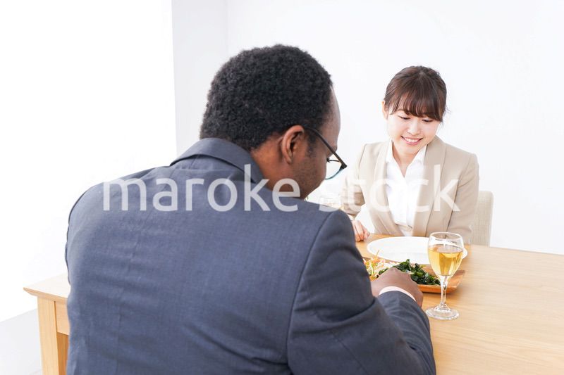 食事を楽しむビジネスパーソンたち