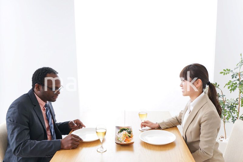 食事を楽しむビジネスパーソン
