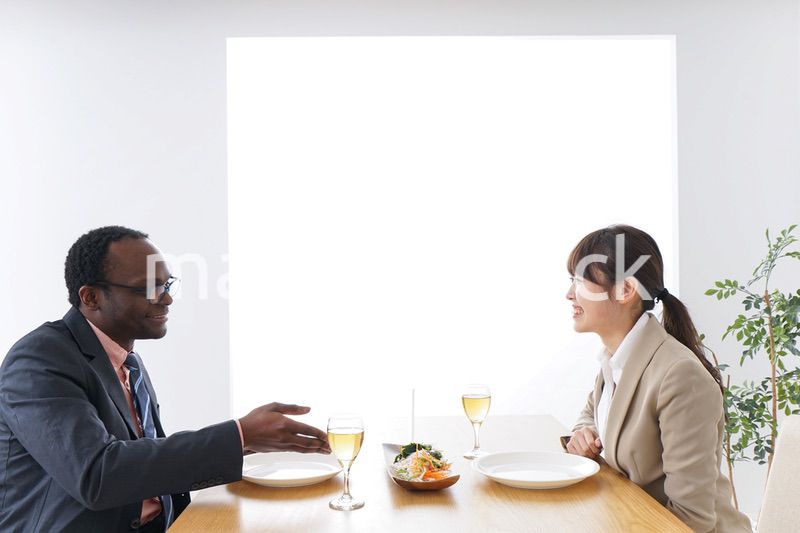 食事を楽しむビジネスパーソン