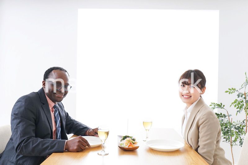 食事を楽しむビジネスパーソンたち
