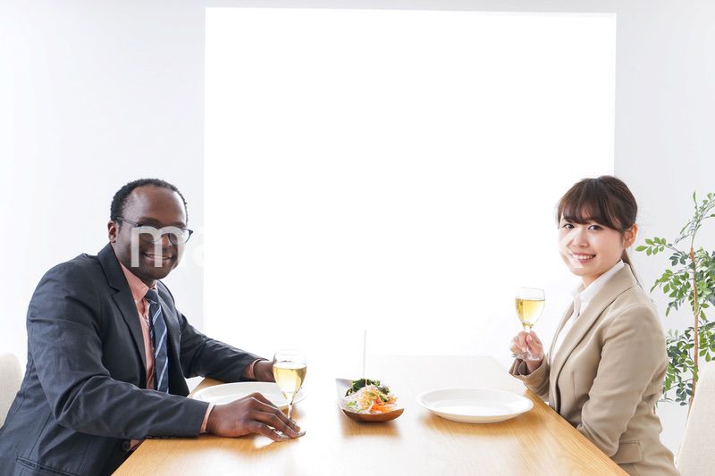 食事を楽しむビジネスパーソン