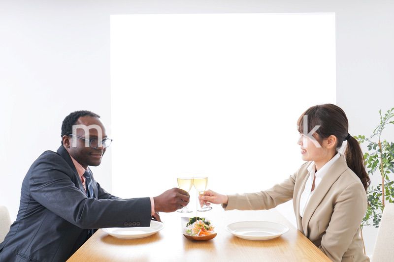 食事を楽しむビジネスパーソンたち