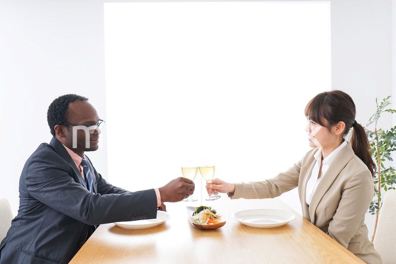 食事を楽しむビジネスパーソンたち