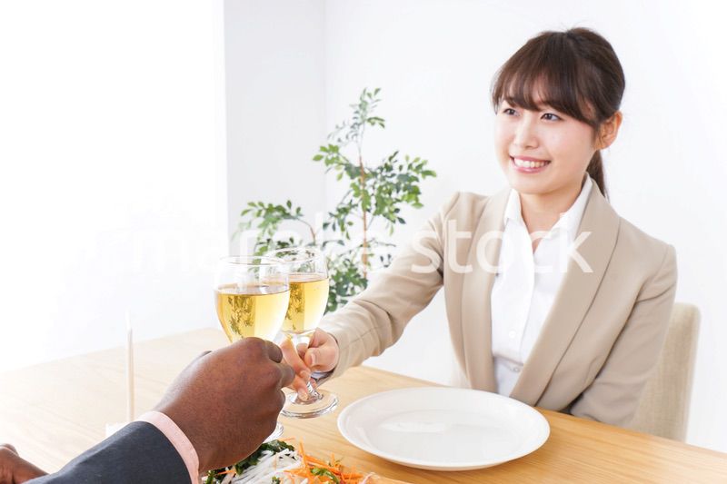 食事を楽しむビジネスパーソン