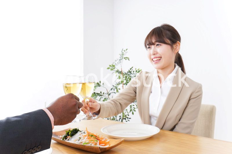 食事を楽しむビジネスパーソン