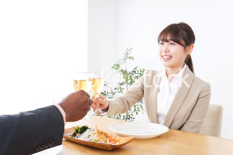 食事を楽しむビジネスパーソンたち