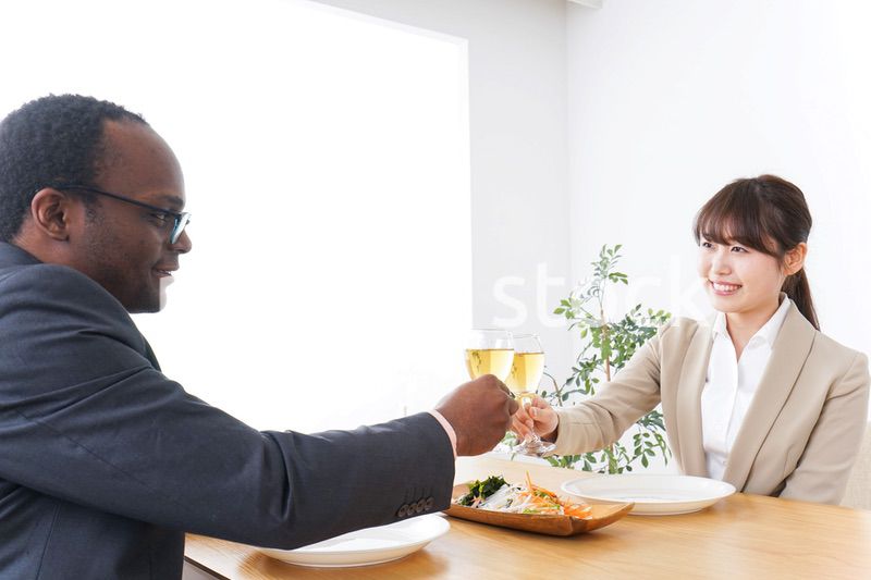 食事を楽しむビジネスパーソン