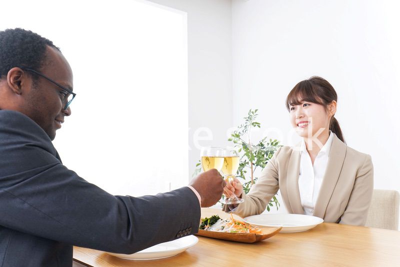 食事を楽しむビジネスパーソン