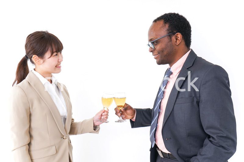 お酒を飲むビジネスパーソン