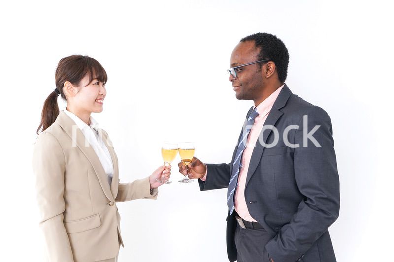 お酒を飲むビジネスパーソン