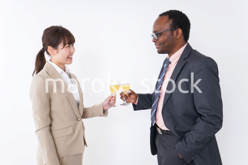 食事を楽しむビジネスパーソンたち