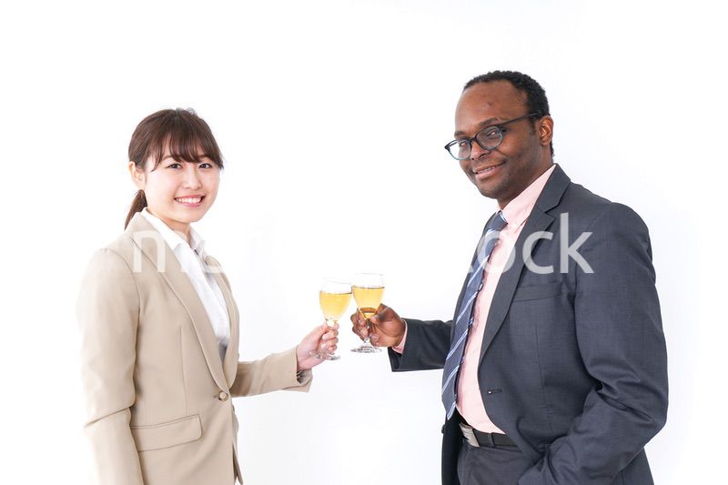 お酒を飲むビジネスパーソン