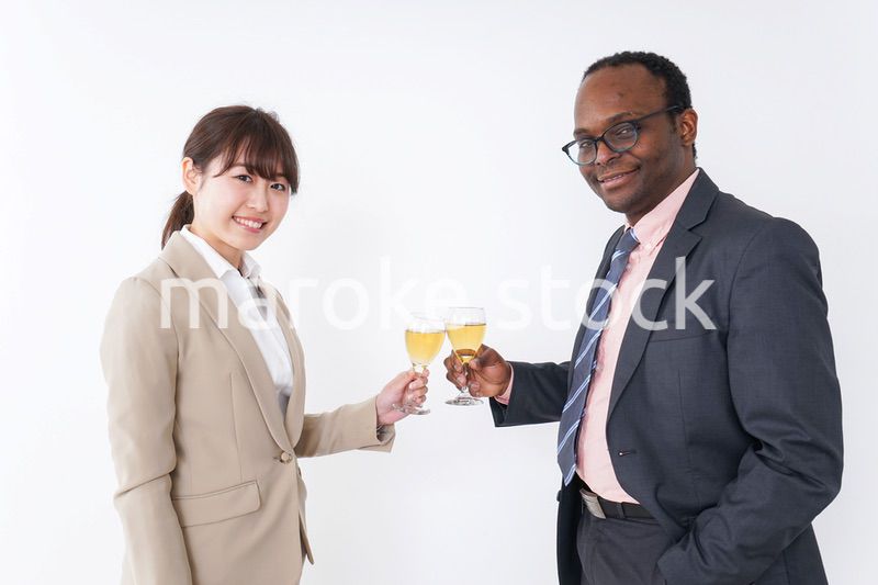 食事を楽しむビジネスパーソンたち