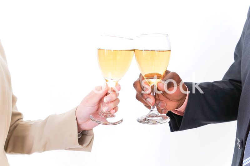 お酒を飲むビジネスパーソン