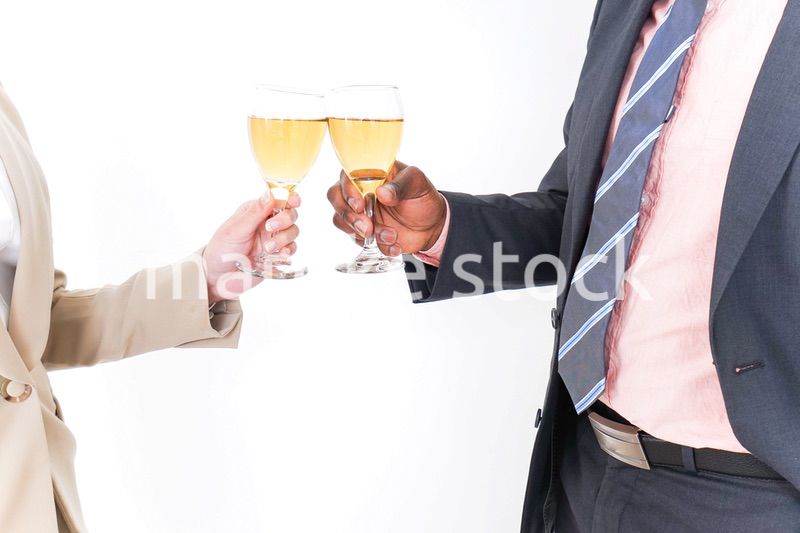 お酒を飲むビジネスパーソン