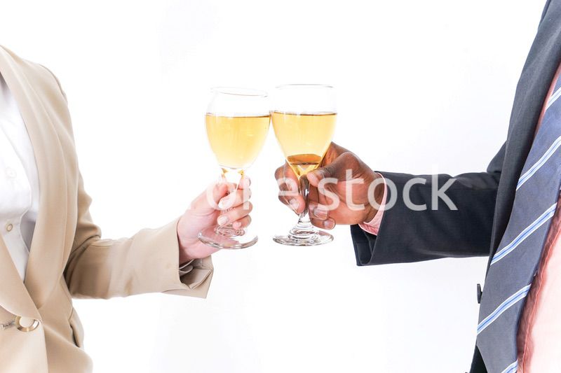 お酒を飲むビジネスパーソン