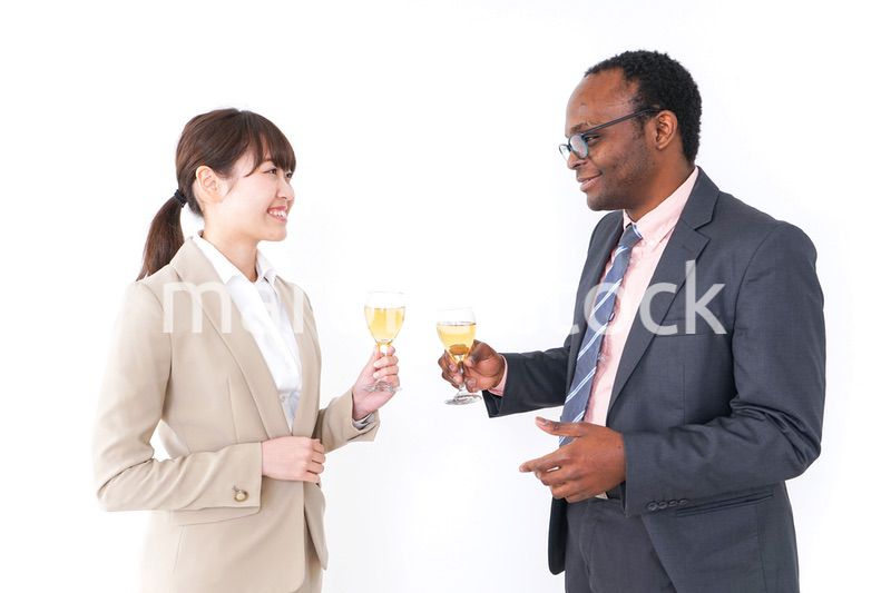 お酒を飲むビジネスパーソン