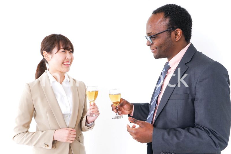 お酒を飲むビジネスパーソン