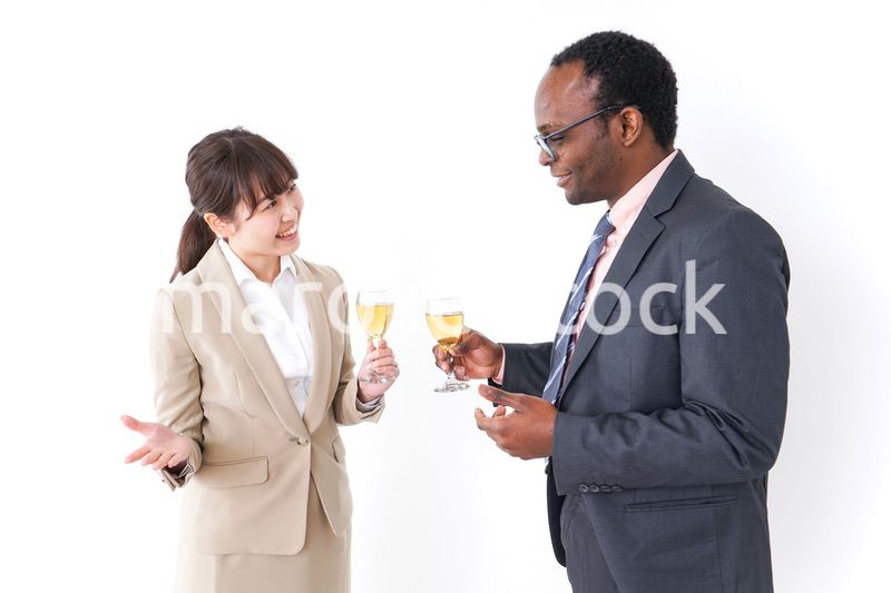 お酒を飲むビジネスパーソン