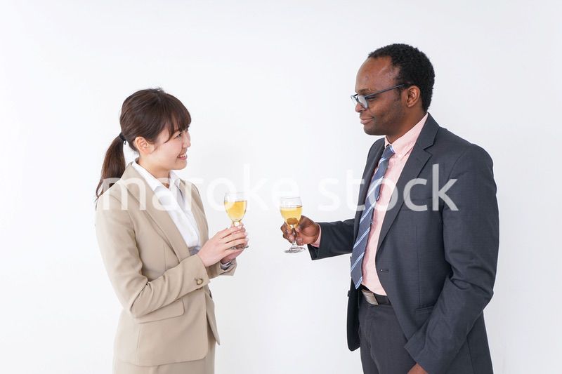 食事を楽しむビジネスパーソンたち