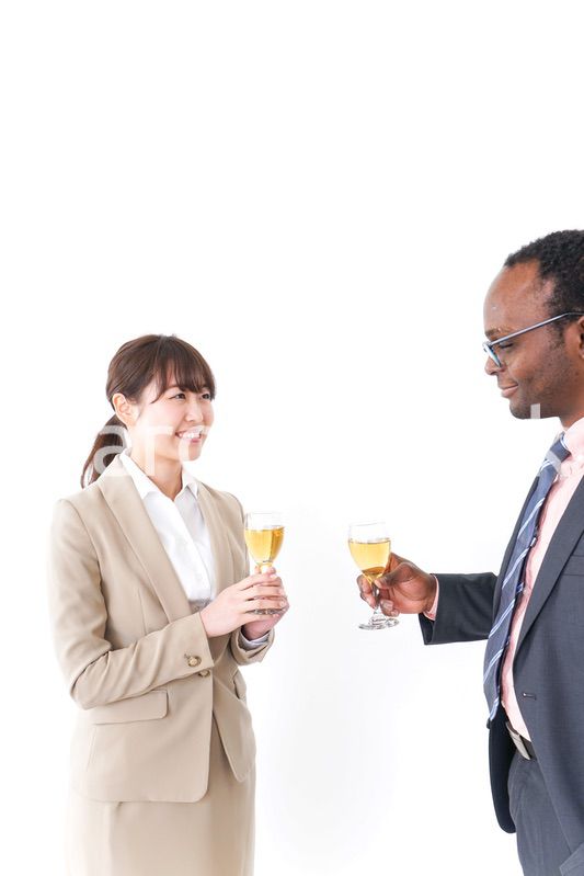 お酒を飲むビジネスパーソン