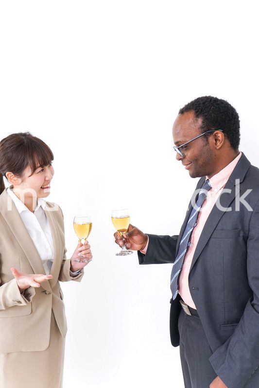 お酒を飲むビジネスパーソン