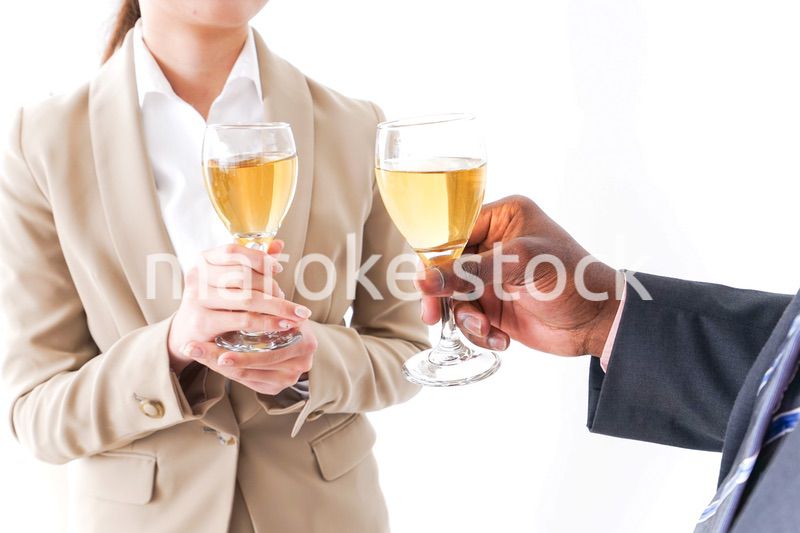 お酒を飲むビジネスパーソン