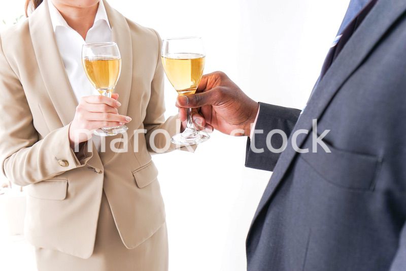 お酒を飲むビジネスパーソン