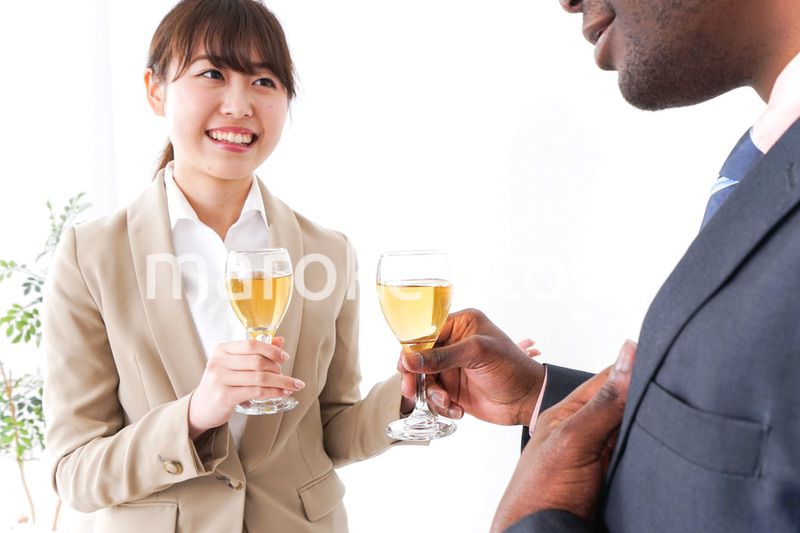 お酒を飲むビジネスパーソン