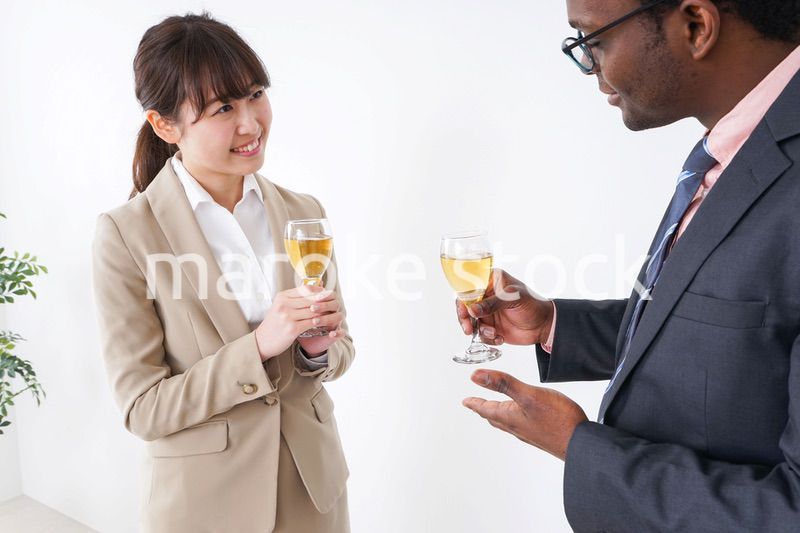 食事を楽しむビジネスパーソンたち