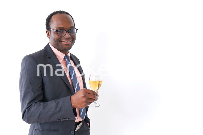 ワイングラスを持つビジネスマン