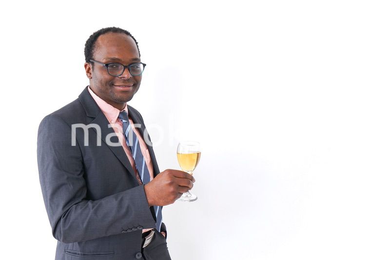 ワイングラスを持つビジネスマン