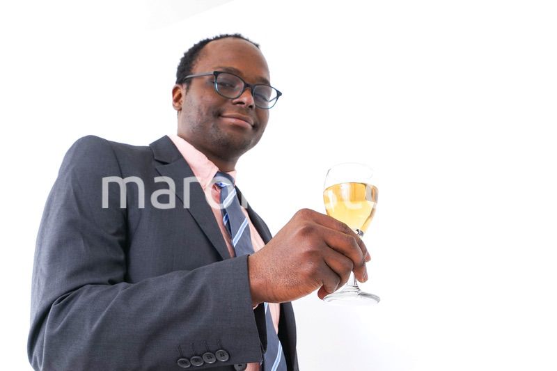 ワイングラスを持つビジネスマン