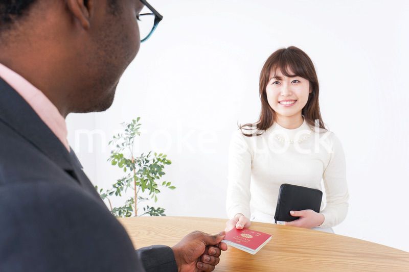 入国審査中の男女