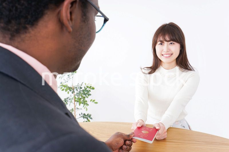 入国審査中の男女